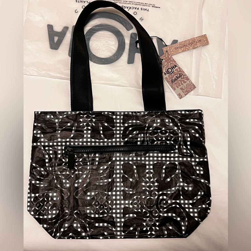 Limited Edition ALOHA Collection Black Sand Beach by Manuhealiʻi. Small Tote - Picture 5 of 6